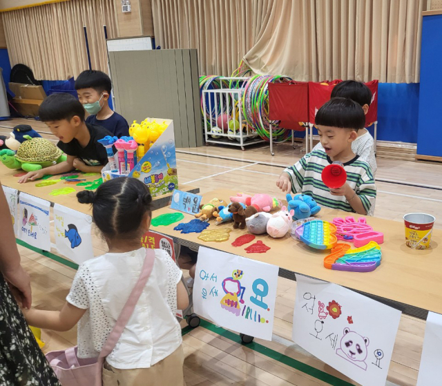 안동강남초등학교 병설유치원이 아이들이 직접 자신이 사용하던 물건을 팔고, 사며 경제 활동을 배우는 바자회를 진행하는 모습. 경북교육청 제공