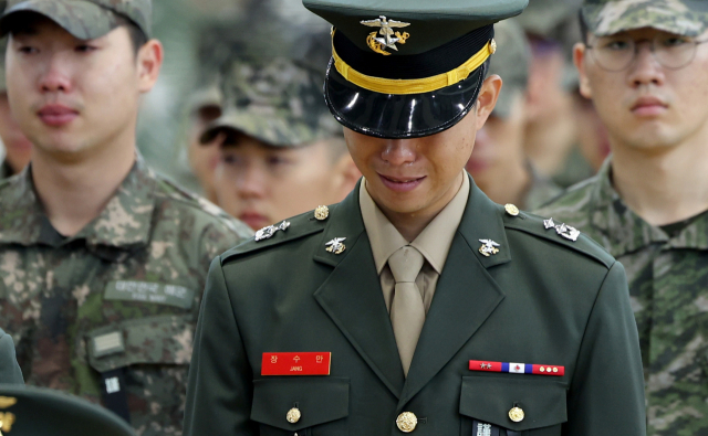 22일 경북 포항시 남구 해병대 1사단 내 김대식 관에서 엄수된 고 채수근 상병 영결식에서 해병대원이 눈물을 흘리며 채 상병을 마지막 길을 지켜보고 있다. 채 상병은 집중호우 피해지역인 경북 예천군에서 실종자 수색 도중 급류에 휩쓸려 순직했다. 김영진 기자 kyjmaeil@imaeil.com