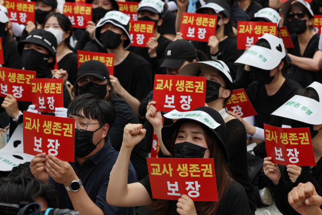 서울 서초구의 한 초등학교에서 발생한 교사 사망 사건과 관련해 22일 오후 서울 종로구 보신각 인근에서 열린 추모식에서 참가자들이 구호를 외치고 있다. 연합뉴스