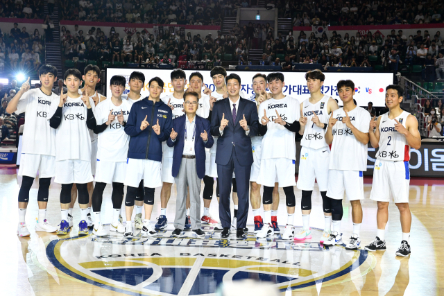 대한민국농구협회는 22일 서울 송파구 잠실학생체육관에서 열린 한국과 일본의 KB국민은행 2023 남자농구 국가대표 평가전 하프타임에 양희종의 국가대표 은퇴식을 열었다. 연합뉴스