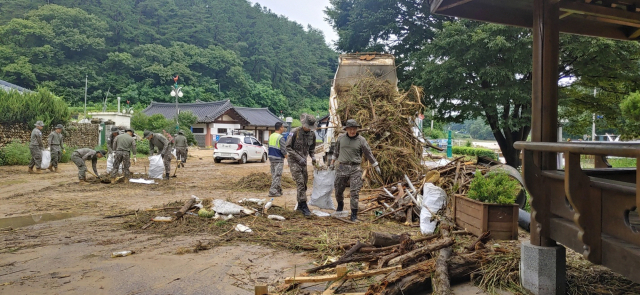 육군 2신속대응사단 장병들이 수해 복구 작업을 펼치고 있다. 봉화군 제공