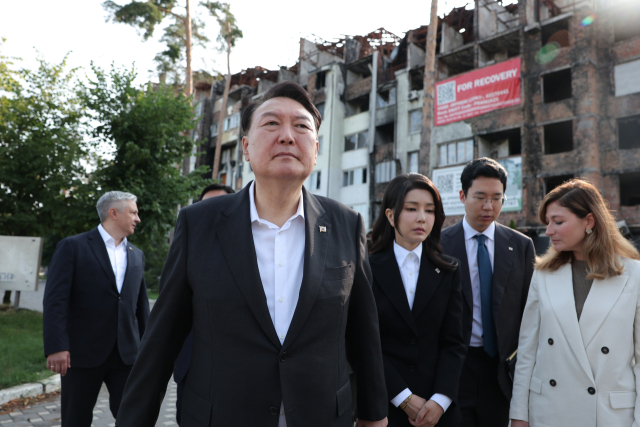 폴란드 수도 바르샤바에서 국빈급 공식 방문 일정을 마치고 우크라이나를 전격 방문한 윤석열 대통령과 김건희 여사가 지난 15일(현지시간) 키이우 인근의 이르핀 민가 폭격 현장을 방문하고 있다. 연합뉴스