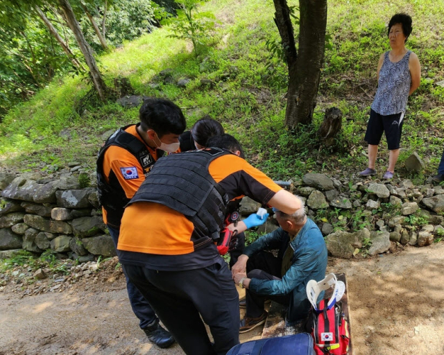 육군 제7공병여단 소속 장병들이 물에 빠진 80대 어르신을 구조한 뒤 응급조치를 하고 있다. 봉화군 제공