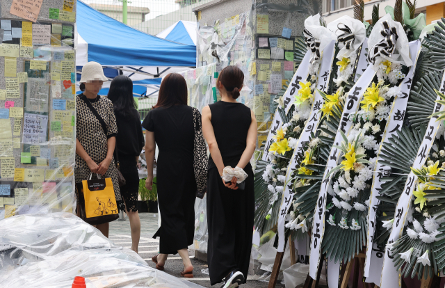 24일 서울 서초구 서이초등학교를 찾은 시민들이 고인이 된 교사 A씨를 추모하고 있다. 연합뉴스