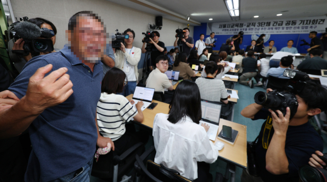 24일 오후 서울시 종로구 시교육청에서 열린 시교육청-교직 3단체 긴급 공동 기자회견에서 또 다른 사건 피해자 가족이 자신의 딸 사건 조사를 촉구하며 눈물을 흘리고 있다. 연합뉴스