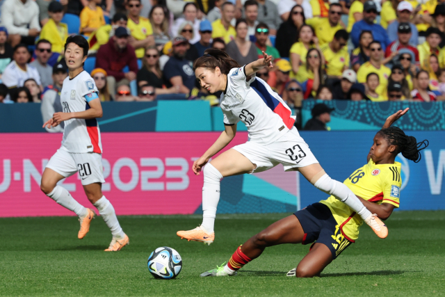 25일(한국 시간) 호주 시드니 풋볼 스타디움에서 열린 2023 국제축구연맹(FIFA) 호주·뉴질랜드 여자 월드컵 조별리그 H조 1차전 한국 대 콜롬비아 경기. 후반에 교체 투입된 한국의 강채림이 콜롬비아 에이스 린다 카이세도의 태클 수비를 피하고 있다. 연합뉴스