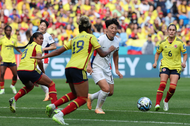 25일(한국 시간) 호주 시드니 풋볼 스타디움에서 열린 2023 국제축구연맹(FIFA) 호주·뉴질랜드 여자 월드컵 조별리그 H조 1차전 한국 대 콜롬비아 경기. 후반에 교체 투입된 한국의 박은선이 패스를 받고 있다. 연합뉴스