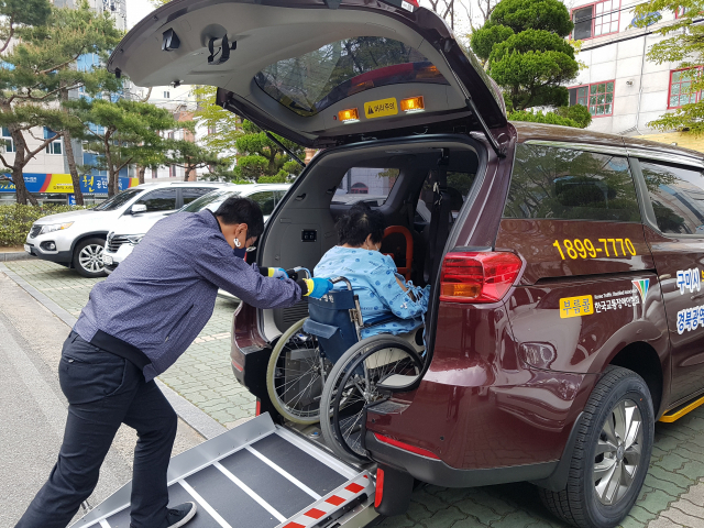 지난 2021년 제41회 전국장애인체육대회 기간 중 연장 운행되던 장애인 콜택시의 모습. 사진은 기사 내용과 관련 없음. 구미시설공단 제공