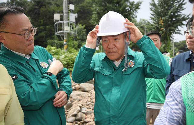 이상민 행정안전부 장관이 26일 오후 경북 영주시 부석면 우곡리 낙화암천 제방 피해 현장을 방문하고 있다. 연합뉴스