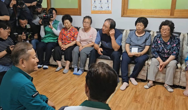 이상민 행정안전부 장관이 영주 단산면 단곡리 마을회관을 찾아 이재민들과 담소를 나누고 있다. 마경대 기자