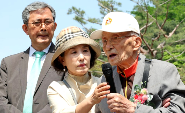 한국전쟁 때 북한에 잡혔다가 탈북한 국군 포로 김성태(오른쪽) 씨가 지난 5월 8일 오전 북한을 상대로 한 손해배상 소송에서 승소 후 서울 서초동 법원삼거리에서 열린 기자회견에서 소감을 말하고 있다. 서울중앙지법 민사 212단독 심학식 판사는 8일 김성태 씨 등이 낸 소송의 1심 재판에서 김씨와 유영복 씨, 사망한 이규일 씨의 유족에게 1인당 5000만원씩 배상하라는 판결을 했다. 연합뉴스