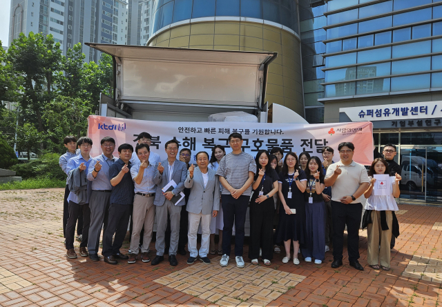 한국섬유개발연구원 직원 일동은 27일 경북사회복지공동모금회를 통해 집중호우로 피해를 본 영주와 예천지역 이재민들에게 500만원 상당의 침구류 100채를 전달했다. 한국섬개연 제공