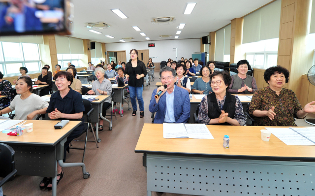 김진열 대구 군위군수가 군위여성평생교육대학 교육장을 방문, 여성들과 소통하고 있다. 군위군 제공