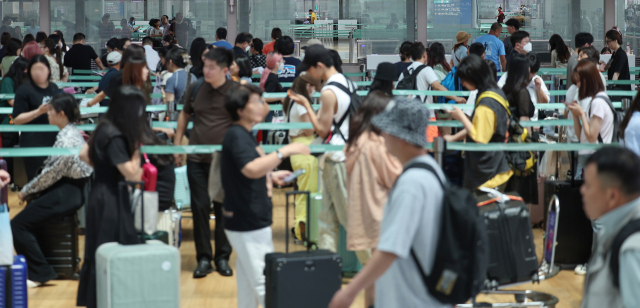 지난 24일 오후 인천국제공항 제1여객터미널 출국장이 이용객으로 북적이고 있다. 연합뉴스