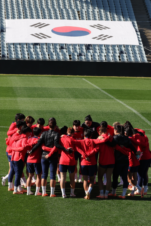 한국 여자 축구대표팀 선수들이 27일 오전 시드니 외곽의 캠벨타운 스포츠 스타디움에서 훈련을 시작하기에 앞서 파이팅을 외치고 있다. 대표팀은 사흘 뒤인 30일 오후 애들레이드의 하인드마시 스타디움에서 모로코와 조별리그 2차전을 치른다. 연합뉴스