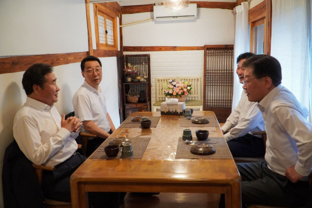 이재명 더불어민주당 대표와 이낙연 전 더불어민주당 대표가 28일 서울 모처에서 만찬을 겸한 회동을 하고 있다. 회동에는 당 대표실 정무조정실장인 김영진 국회의원과 이낙연 전 대표 측근 윤영찬 의원이 배석했다. 더불어민주당 제공