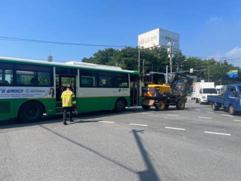 구미에서 시내버스와 굴착기 추돌…10명 중·경상 병원 이송