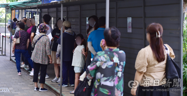 지난 7월 31일 대구 달서구보건소 코로나19 선별진료소에서 시민들이 PCR 검사를 받기 위해 차례를 기다리고 있다. 김영진 기자 kyjmaeil@imaeil.com