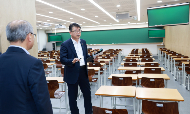 장상윤 교육부 차관이 4일 사교육 카르텔·부조리 신고센터에 접수된 사안들을 살펴보기 위해 서울 시내 입시전문 대형학원을 점검하고 있다. 연합뉴스