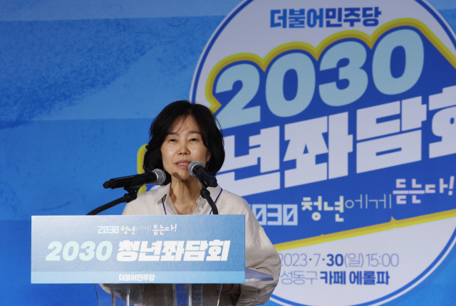 김은경 더불어민주당 혁신위원장이 7월 30일 성동구의 한 카페에서 열린 2030 청년좌담회에서 인사말을 하고 있다. 연합뉴스