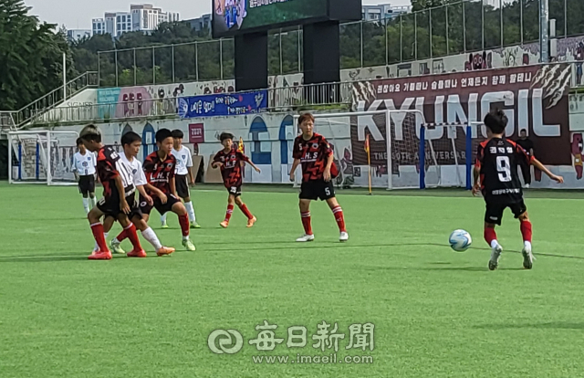 2일 오전 경산 경일대 운동장에서 열린 2023 경산시 국제 유소년 축구 프랜들리 매치에 출전한 선수들이 경기를 하고 있다. 경산시 축구협회 제공