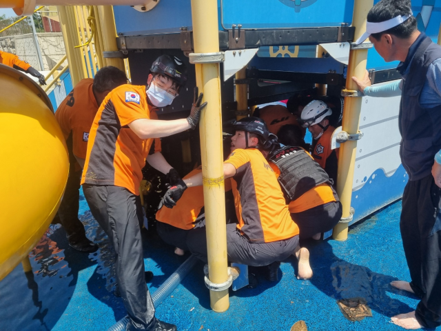 지난 1일 오전 울릉군 북면 해수풀장에서 초등학생 1명이 취수구에 팔이 끼이는 사고를 당해 119구조대원들이 구조하고 있다. 포항남부소방서 제공.