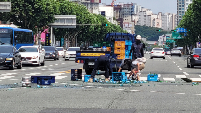 2일 대구 수성구 중동네거리에서 화물차에서 소주 박스 일부가 쏟아져 정체를 빚고 있다. 김윤기 기자 yoonki@imaeil.com