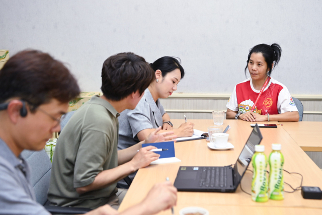 경북 구미시 아시아육상선수권대회 준비 실무단은 지난달 태국 방콕 수파찰라사이 경기장을 방문해 방콕 대회 실무진과 대화를 하며 필요한 정보를 얻었다. 구미시 제공