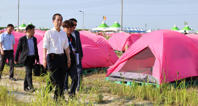 한덕수 국무총리가 4일 오후 전북 부안군에서 열리고 있는 2023 새만금 세계스카우트잼버리 대회장을 찾아 폭염 대응 상황 및 편의시설 등을 점검하고 있다. 연합뉴스