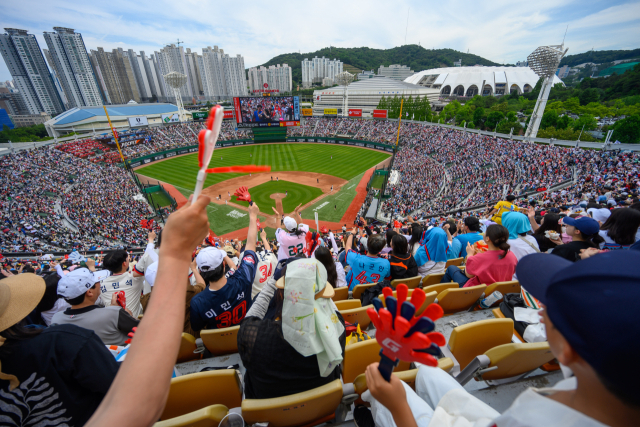 4일 부산 사직야구장에서 열린 2023 프로야구 KIA 타이거즈와 롯데 자이언츠의 경기를 찾은 관중들이 열띤 응원을 하고 있다.연합뉴스