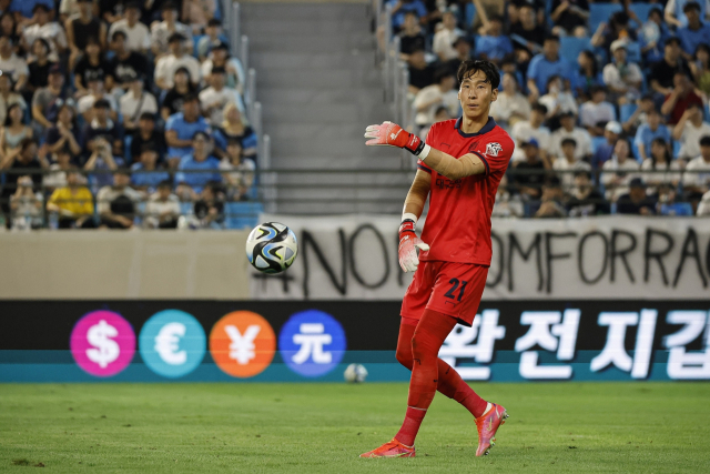 대구FC의 골키퍼 오승훈이 5일 대구 홈에서 열린 K리그1 울산 현대와의 경기에 출전, 대구 수비진에게 공을 던져 주고 있다. 대구 제공