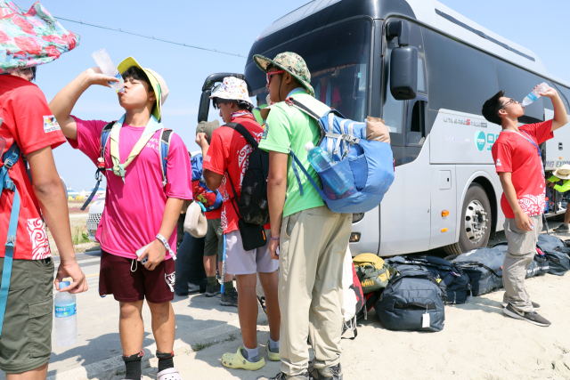 2023 새만금 세계스카우트잼버리에 참가한 미국 대원들이 6일 전북 부안군 야영장에서 철수 전 물을 마시고 있다. 연합뉴스