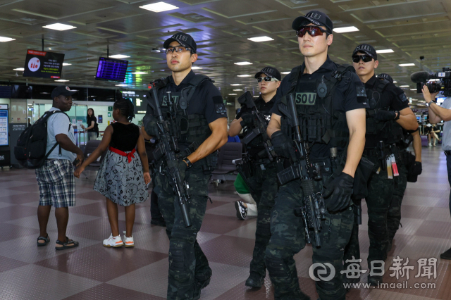 7일 대구국제공항 여객청사에서 경찰특공대원들이 테러와 강력범죄에 대비해 순찰을 하고 있다. 전날 밤 대구공항에 폭탄 테러를 하겠다는 글이 온라인 커뮤니티에 올라와 경찰이 대대적인 수색을 벌였으나 실제 위험물이 발견되지는 않았다. 우태욱 기자 woo@imaeil.com