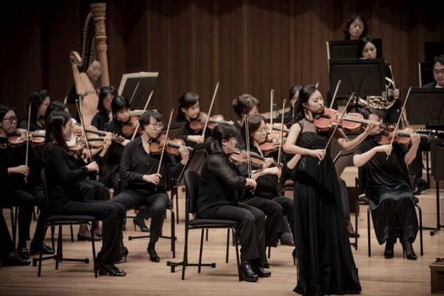 대구시립교향악단 협연에서 연주를 펼치고 있는 정한나 비올리스트. 대구예술영재교육원 제공