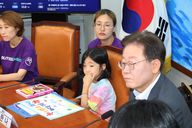 어린이가 8일 서울 여의도 국회에서 열린 후쿠시마 핵 오염수 저지를 위한 아동, 청소년, 양육자 간담회에 참석해 이재명 더불어민주당 대표 옆에 어색하게 자리하고 있다. 연합뉴스