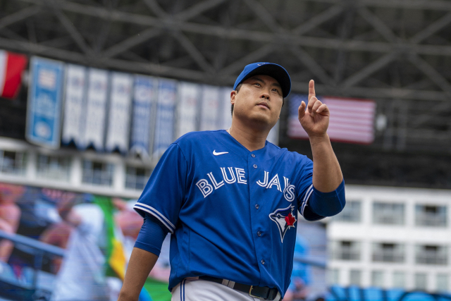 류현진이 14일(한국 시간) 캐나다 온타리오 토론토 로저스 센터에서 열린 2023 메이저리그(MLB) 시카고 컵스와의 홈 경기에 출전, 1회초 투구를 위해 마운드로 올라가고 있다. 연합뉴스