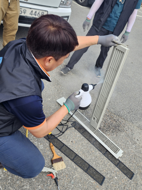 경북개발공사 GBDC 사다리 사회공헌 봉사단이 경북도청 신도시 일대 경로당을 방문해 냉난방기 점검과 에어컨 청소 봉사를 시행했다. 사진은 봉사단이 에어컨 필터를 멸균소독하는 모습. 김영진 기자