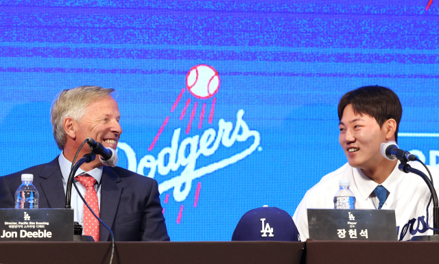 미국프로야구 메이저리그(MLB)에 도전하는 마산 용마고의 우완 투수 장현석이 14일 오후 서울 용산구 드래곤시티호텔에서 열린 로스앤젤레스 다저스 입단 기자회견에서 존 디블 태평양 지역 스카우팅 디렉터를 바라보며 밝은 표정을 짓고 있다. 연합뉴스