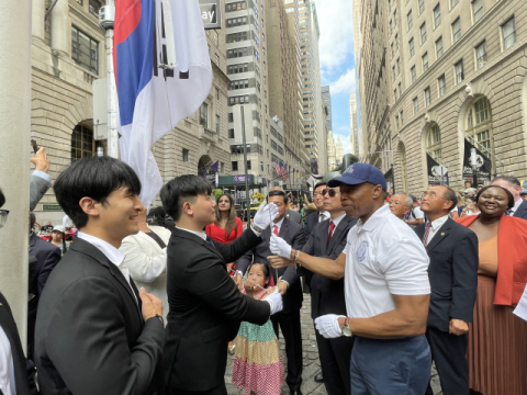 광복절, 뉴욕 한복판에 펄럭인 태극기…