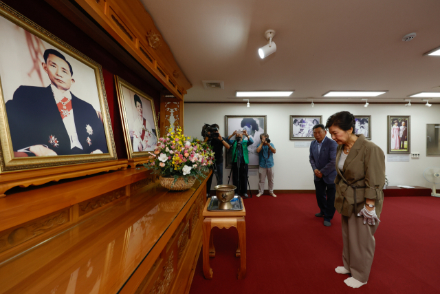 박근혜 전 대통령이 15일 경북 구미시 상모동 박정희 전 대통령 생가를 찾아 추모관에 참배하고 있다. 김영진 기자 kyjmaeil@imaeil.com