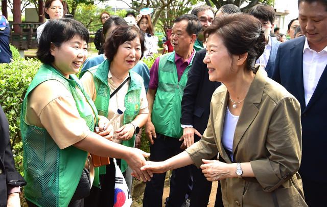 박근혜 전 대통령이 15일 경북 구미시 상모동 박정희 전 대통령 생가를 찾아 시민들과 인사하고 있다. 김영진 기자 kyjmaeil@imaeil.com