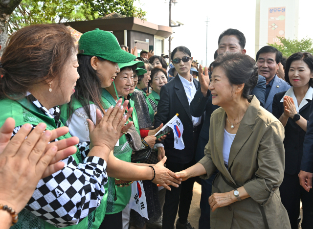 박근혜 전 대통령이 15일 경북 구미시 상모동 박정희 전 대통령 생가를 찾아 시민들과 인사하고 있다. 김영진 기자 kyjmaeil@imaeil.com