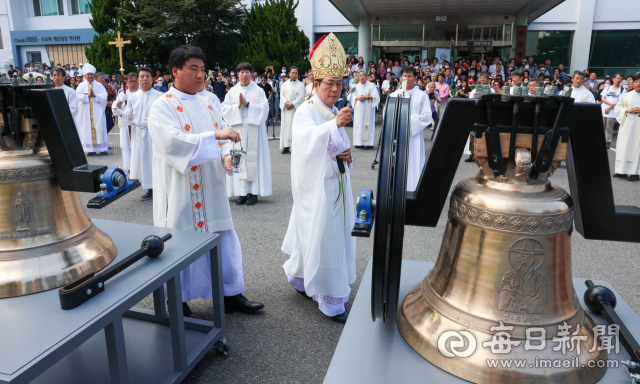 15일 대구 계산성당에서 열린 종탑종 및 음악종 축복식에서 천주교대구대교구장 조환길 대주교가 새 종에 성수를 뿌리며 축복하고 있다. 중구청 제공