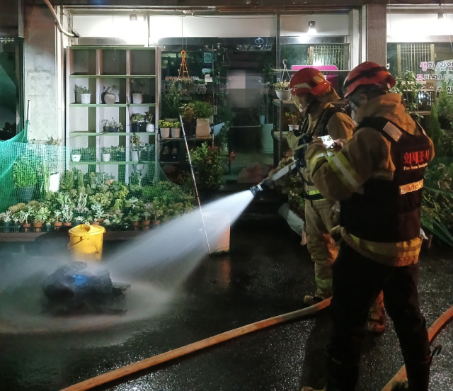 16일 오후 포항시 북구 창포동 한 꽃집 앞 도로에서 발생한 외발 전동휠 화재를 소방대원들이 진화하고 있다. 포항북부소방서 제공.