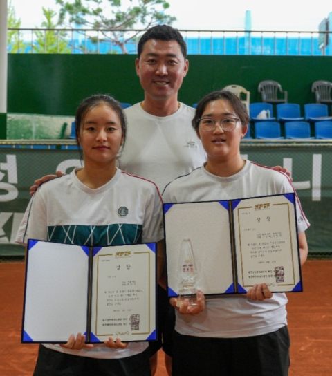 안동시청 테니스경기단 소속 김은채(오른쪽), 한희진 선수가 안성에서 열린 테니스 대회에서 메달을 따 내는 등 안정적인 실력을 보여주고 있다. 안동시청 제공