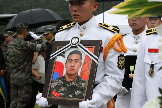 고(故) 채수근 상병의 안장식이 지난달 22일 오후 국립대전현충원에서 거행되고 있다. 채수근 상병은 지난 19일 경북 예천 내성천에서 실종자를 수색하던 중 급류에 휩쓸려 숨졌다. 연합뉴스