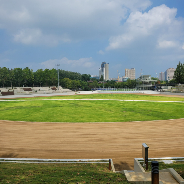 대구 두류야구장이 잔디광장과 실개천, 전망대 등을 갖춘 시민광장으로 재탄생해 오는 30일 개방된다. 대구시 제공.