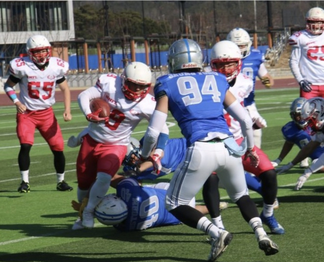 오는 27일부터 대구 군위종합운동장에서 미식축구 사회인리그가 열린다. 사진은 지난해 열린 미식축구 사회인리그 모습. 군위군 제공