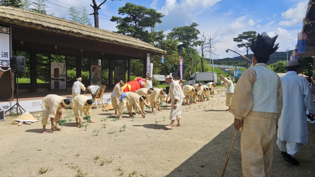 지난 19일 삼강주막에서 우리가락우리마당 첫 무대가 막 올랐다. 예천군 제공