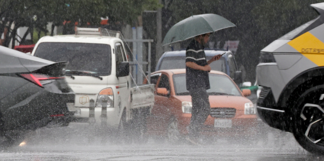 가을 장맛비가 내린 지난해 8월 30일 대구 북구 남침산네거리에서 우산을 쓴 시민들이 발걸음을 재촉하고 있다.매일신문 DB.
